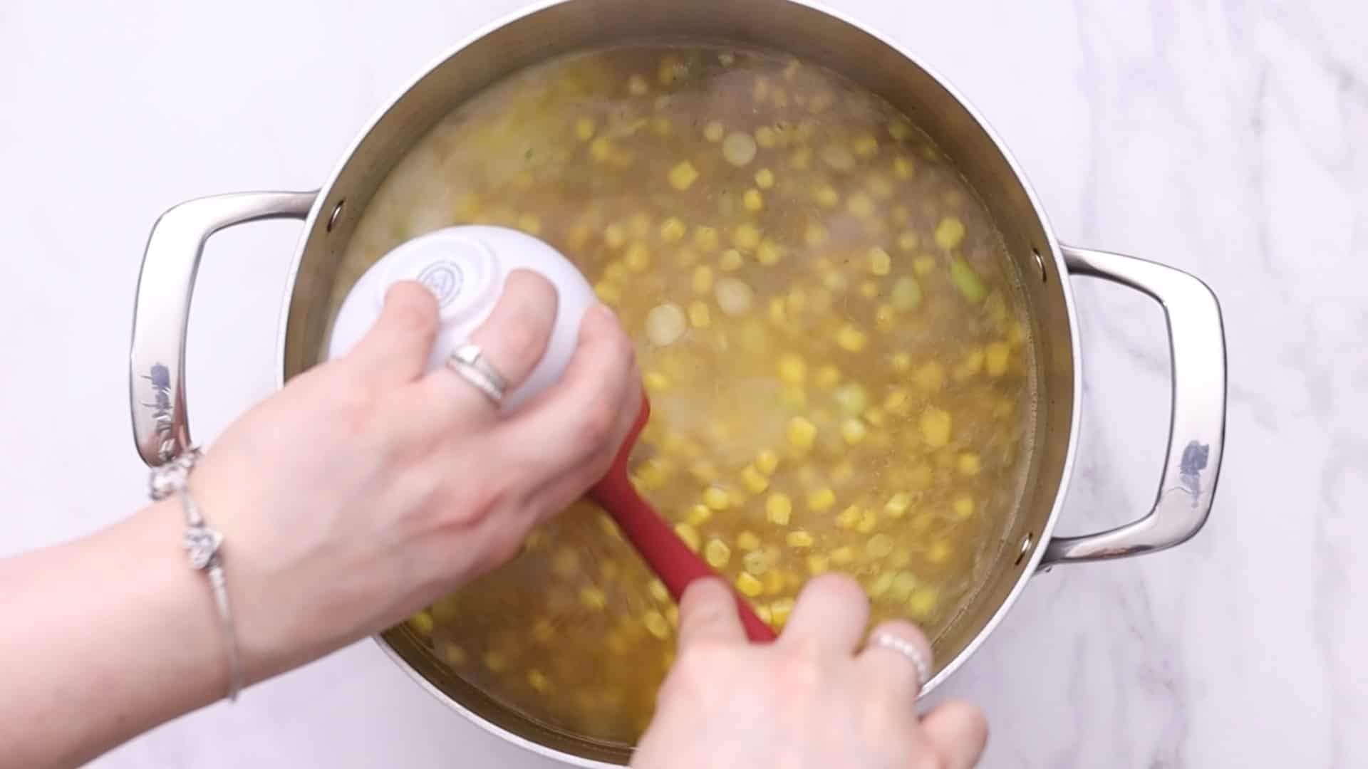 verter en la sopa y remover para espesar.