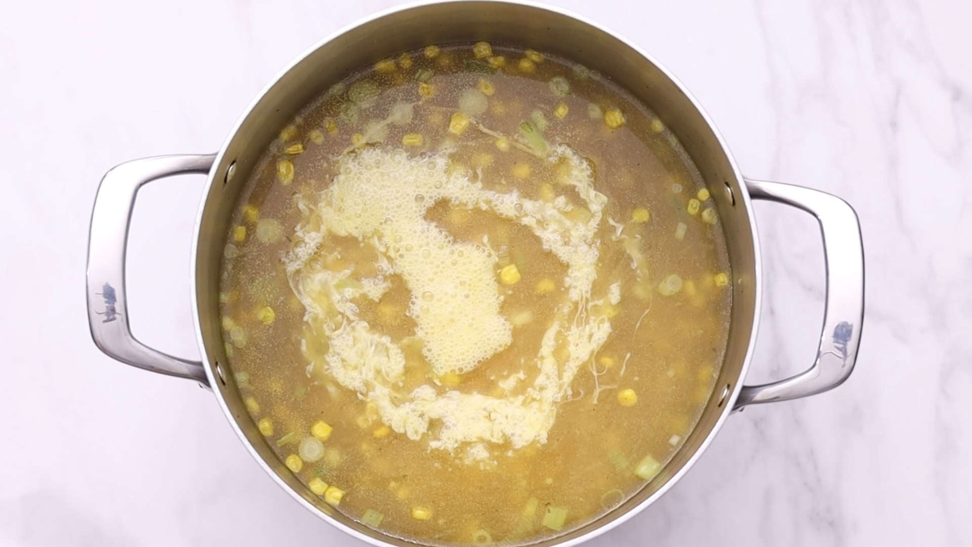verter con un tenedor en la sopa y remover suavemente.