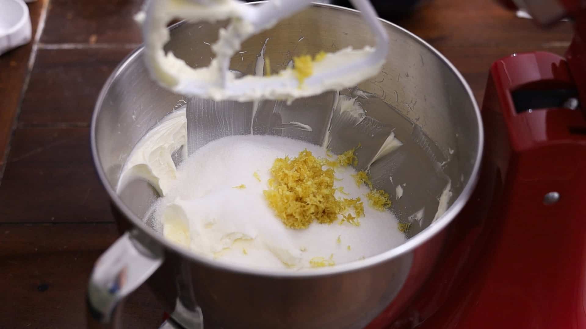 Añadir el queso crema y la ralladura de limón, y batir durante 1 minuto.