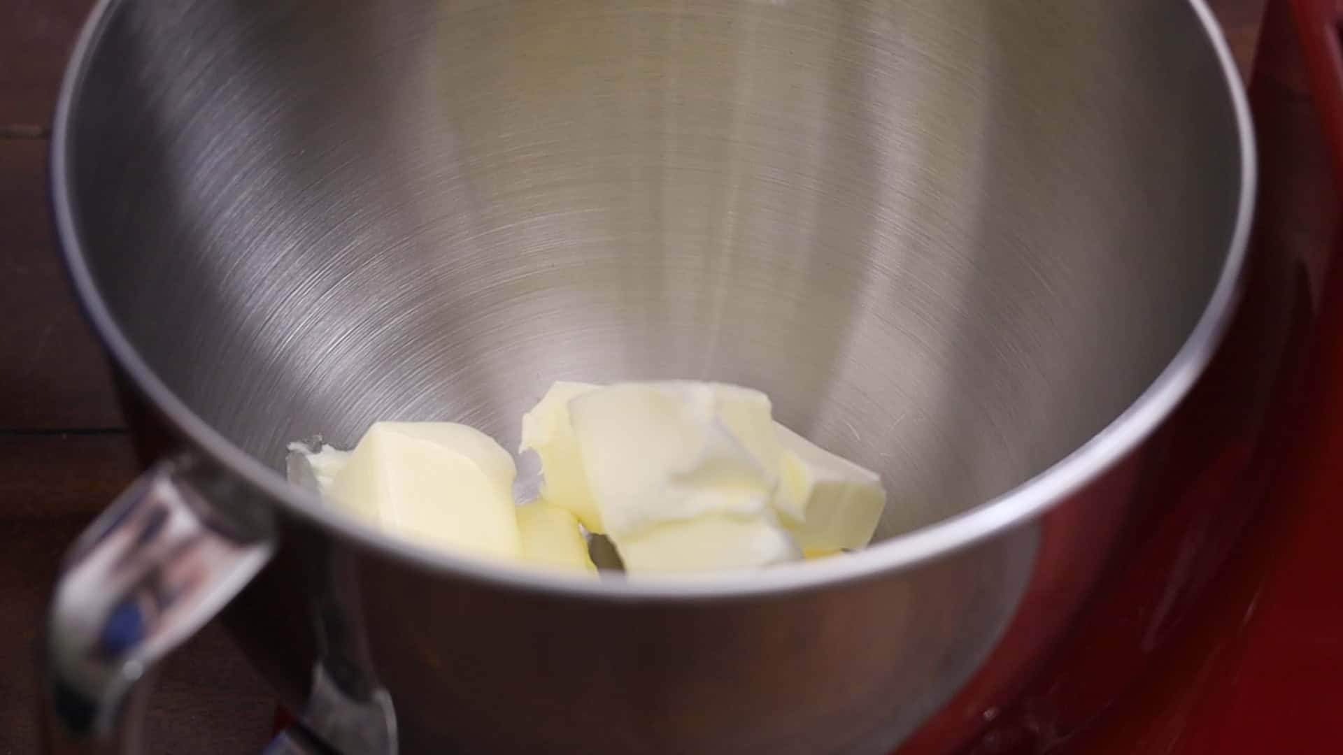 Batir la mantequilla hasta que quede esponjosa, unos 4 minutos.