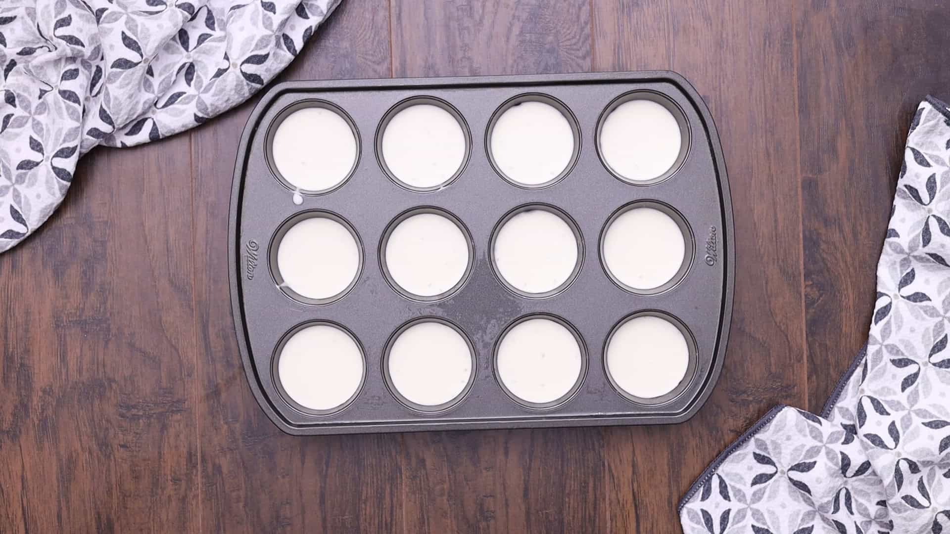 Chipa Muffins 16 Fill muffin cups ¾ full