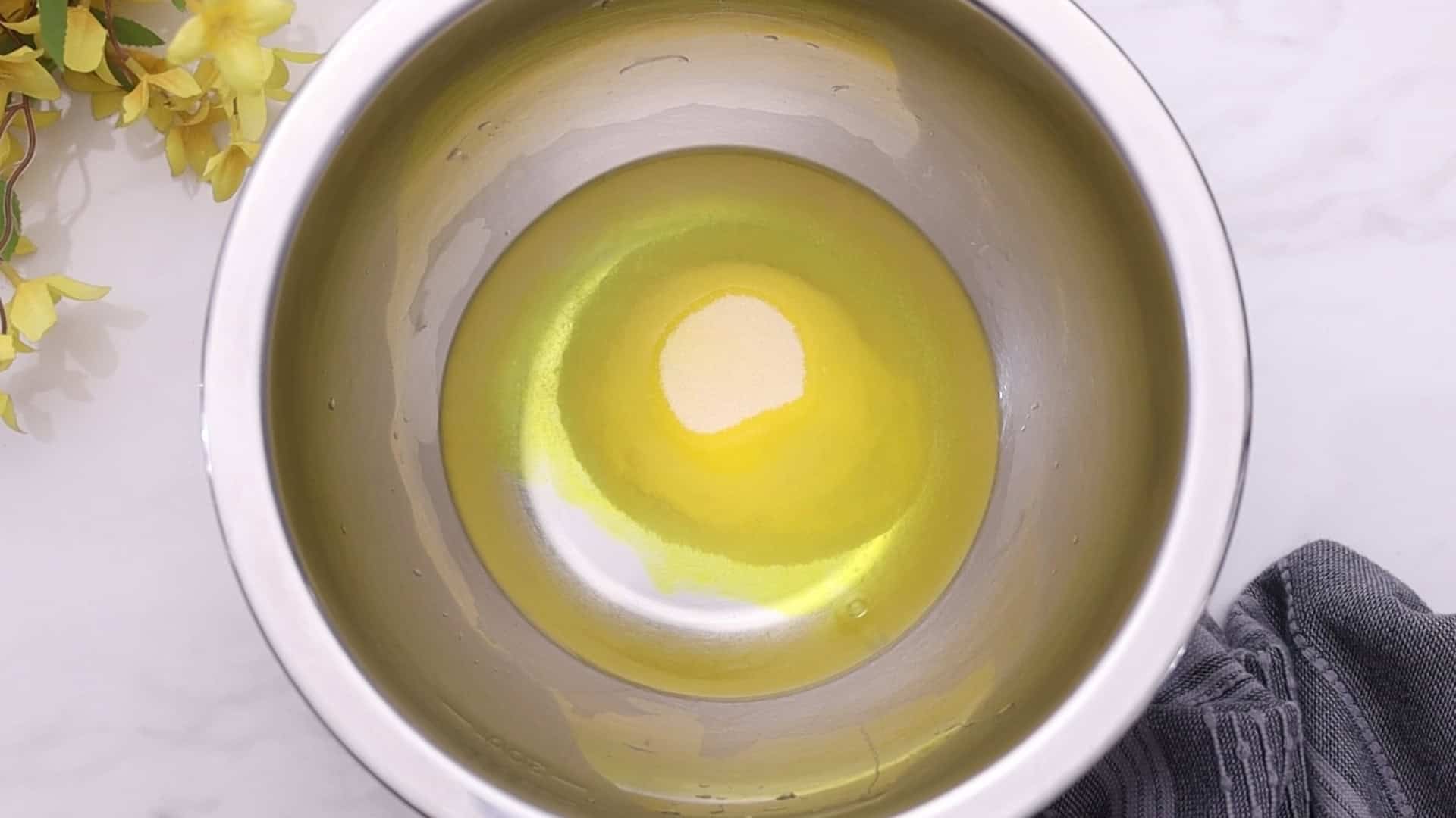 Dissolve lemon gelatin in 250 ml of boiling water.