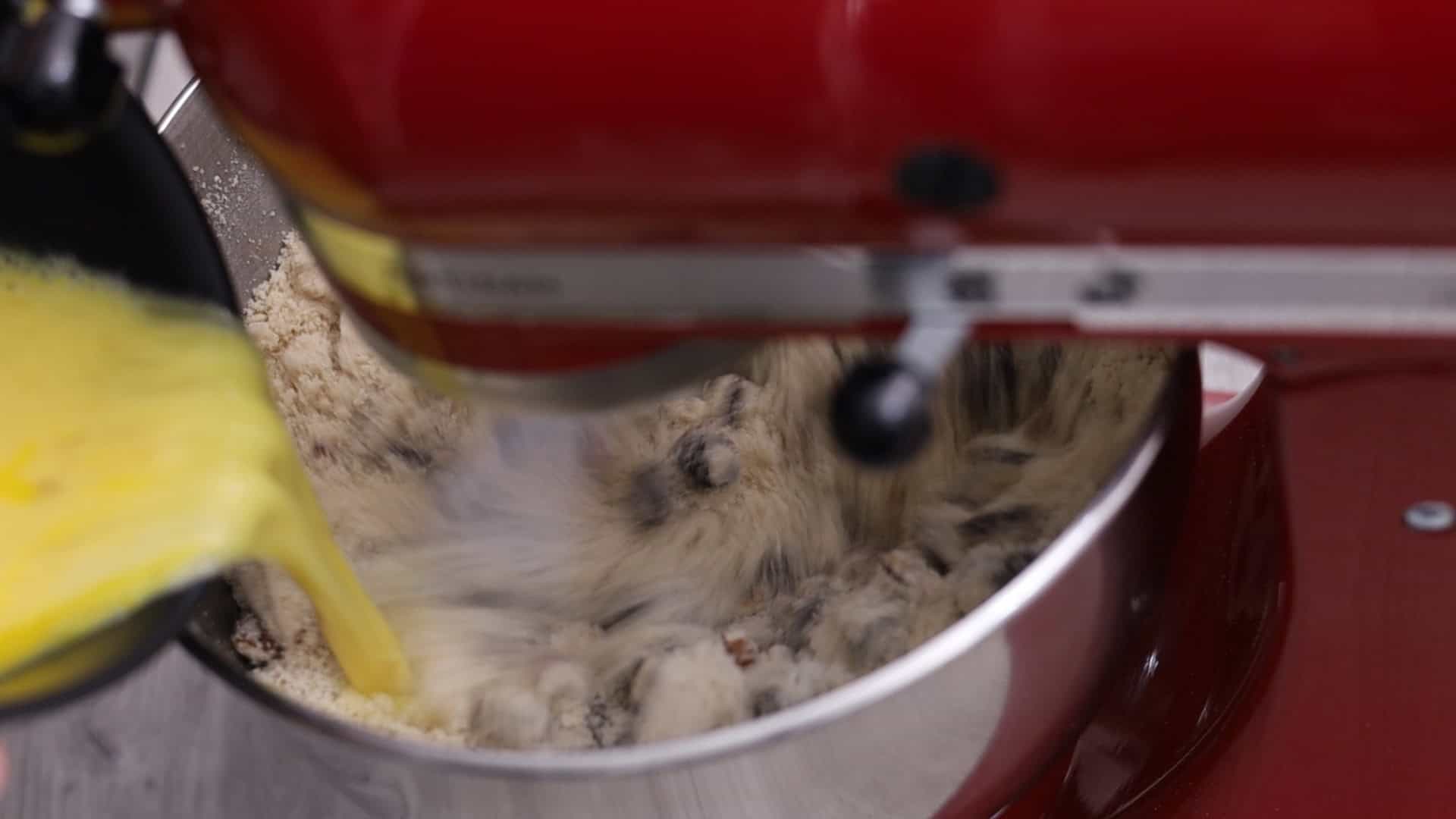 Incorporar los huevos batidos y la vainilla a la masa.