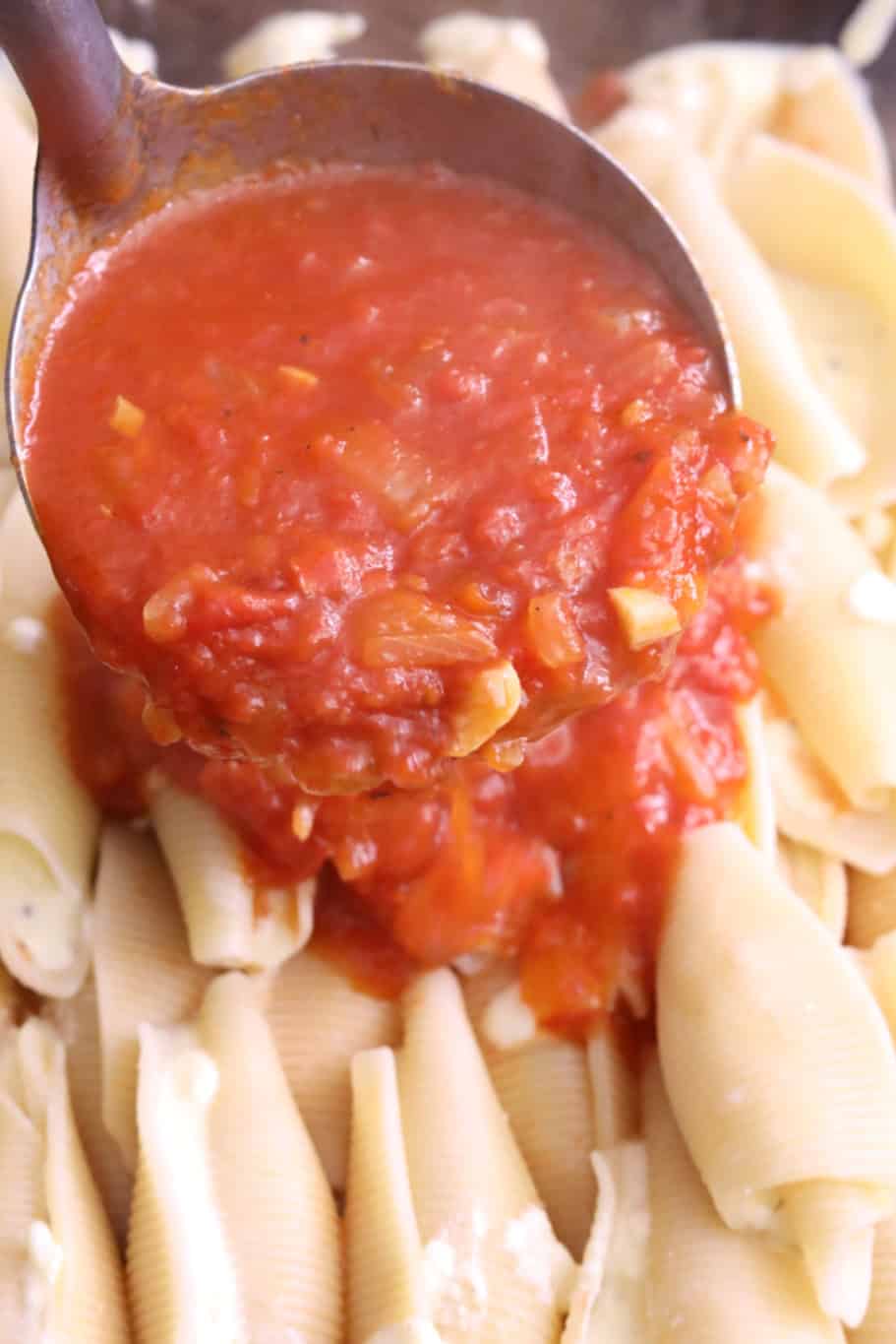 Pouring Tomate Sauce