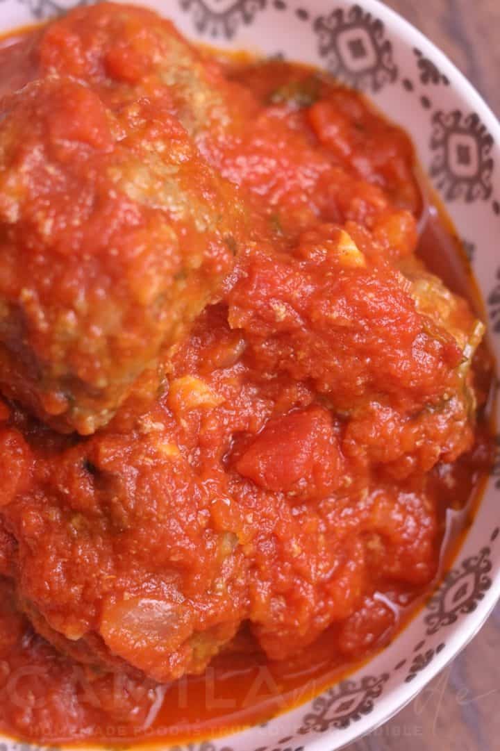 Albóndigas de carne picada y salchicha italiana en un bol