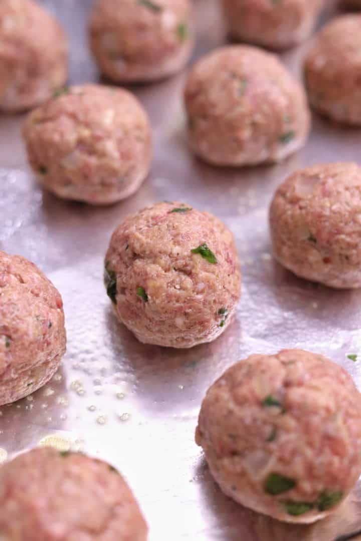 Albóndigas crudas en una bandeja de horno
