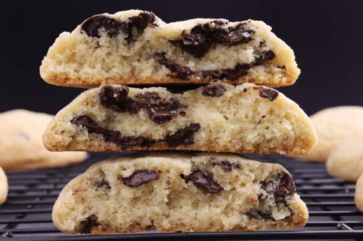 Galletas con Chispas de Chocolate in a rack