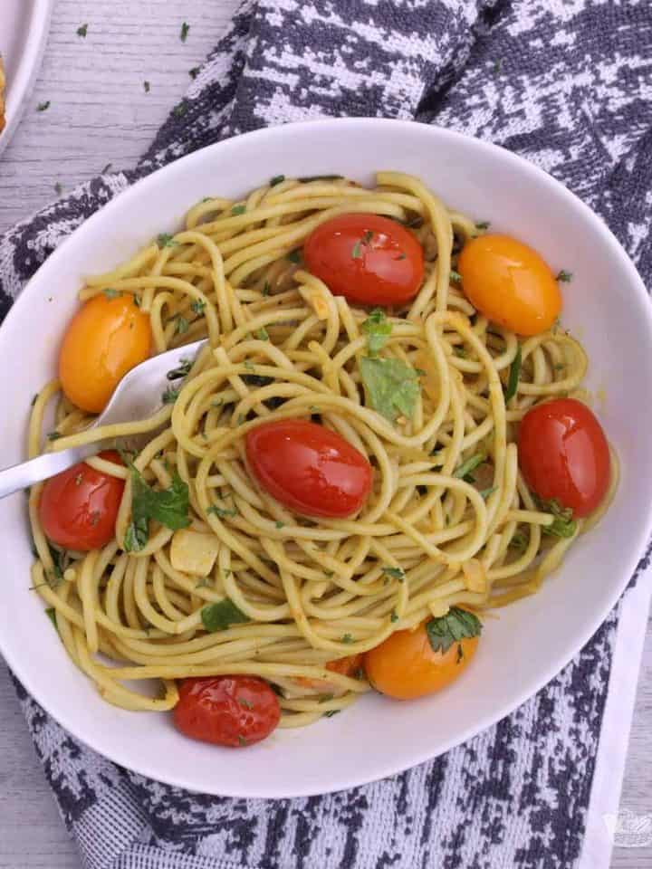 Easy Veggie Spaghetti with Tomatoes and Basil 15 Easy Veggie Spaghetti with Tomatoes and Basil- Try it Tonight!