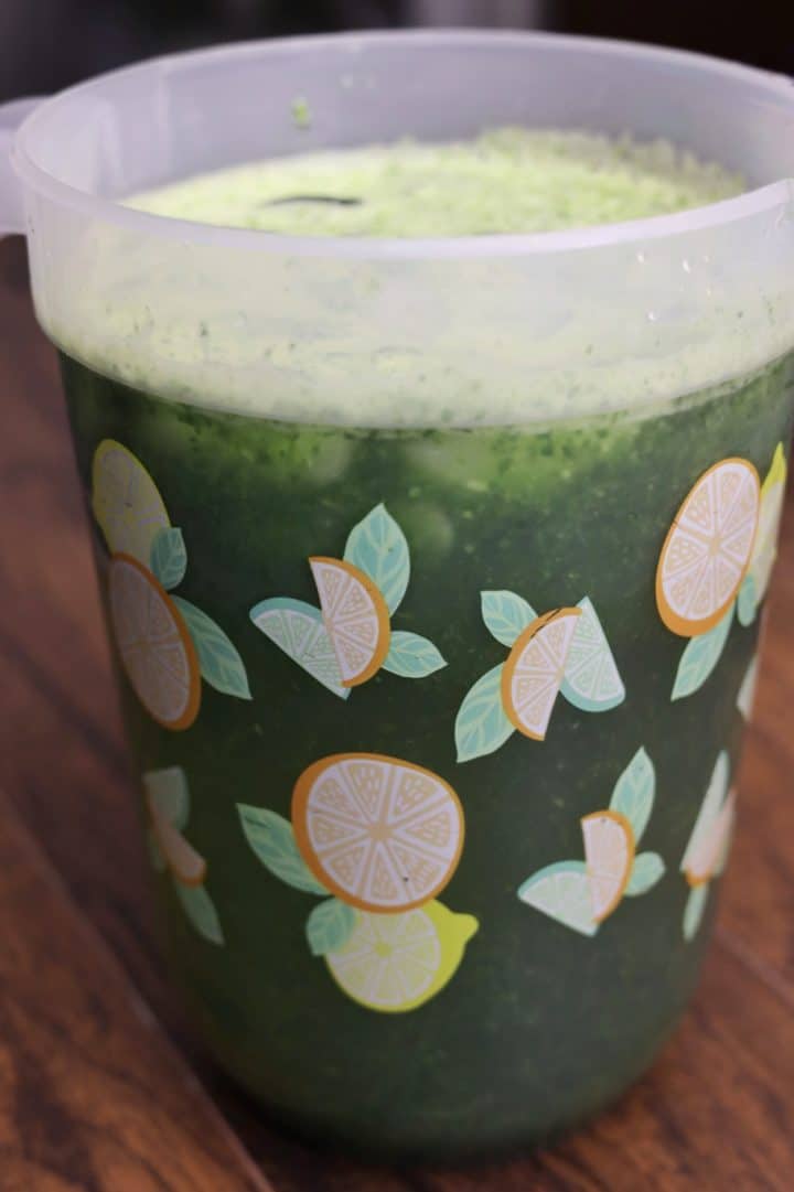 Jugo de Perejil en un tarro primer plano