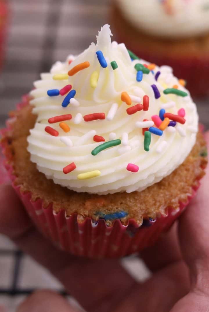 Cupcakes de Cumpleaños 11 Un Cupcakes de Cumpleaños con glaseado blanco y sprinkles.