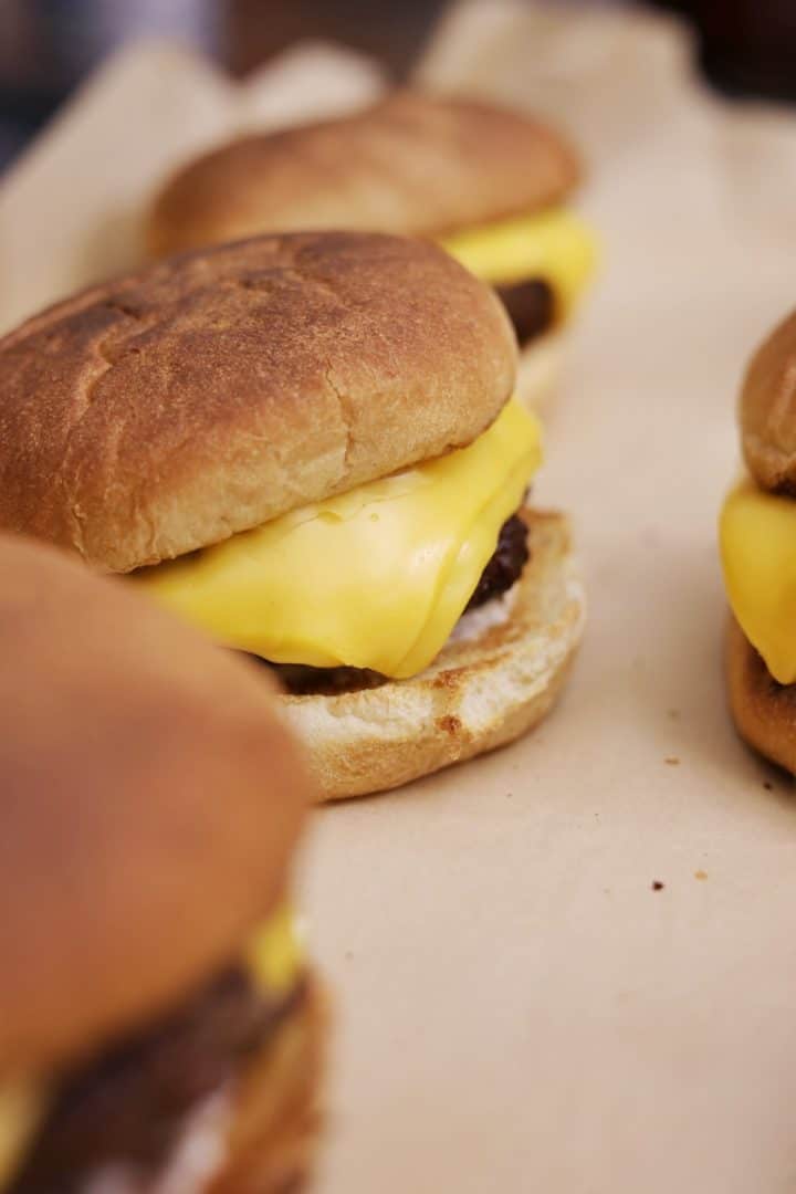 Hamburguesa de Carne con queso amarillo