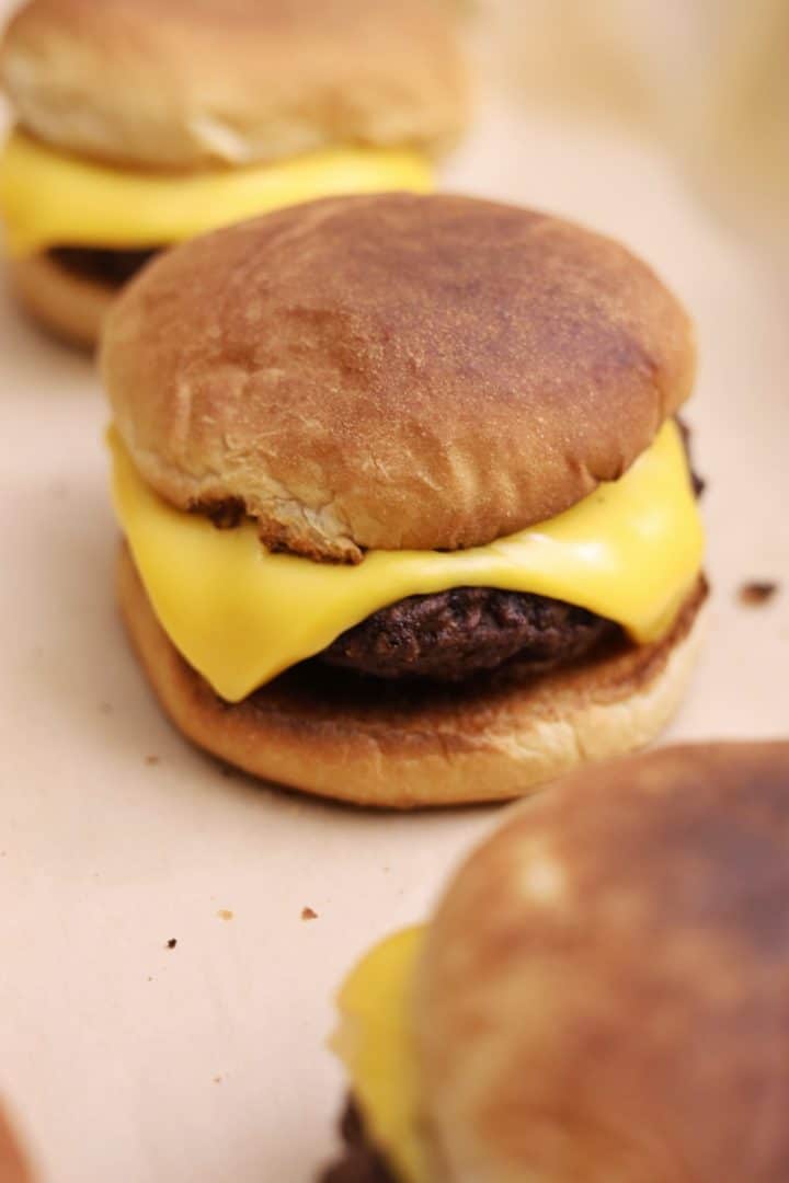 Hamburguesa de Carne with Yellow American Cheese