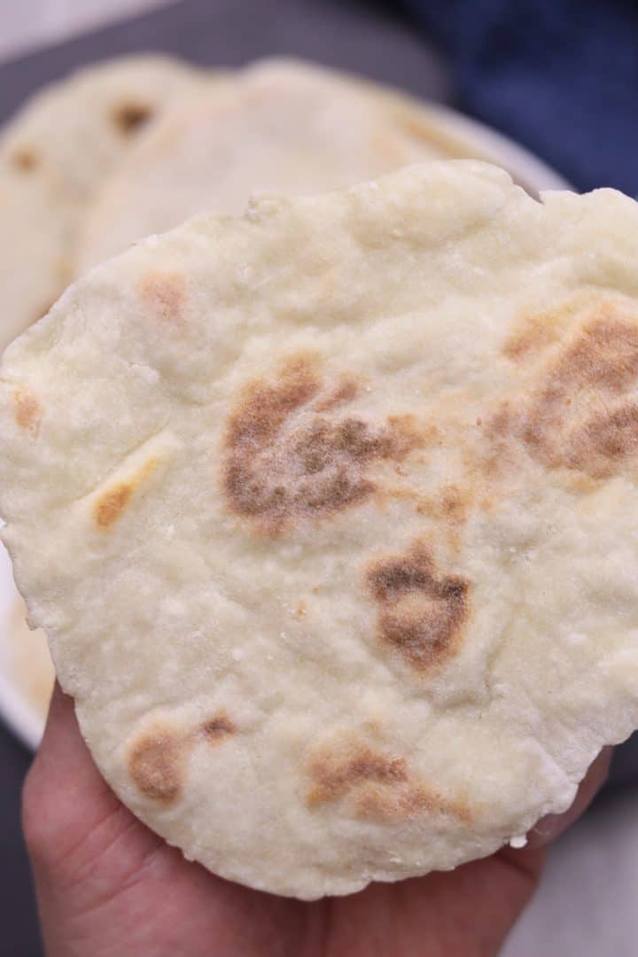 Una persona que sostiene un trozo de pan.
