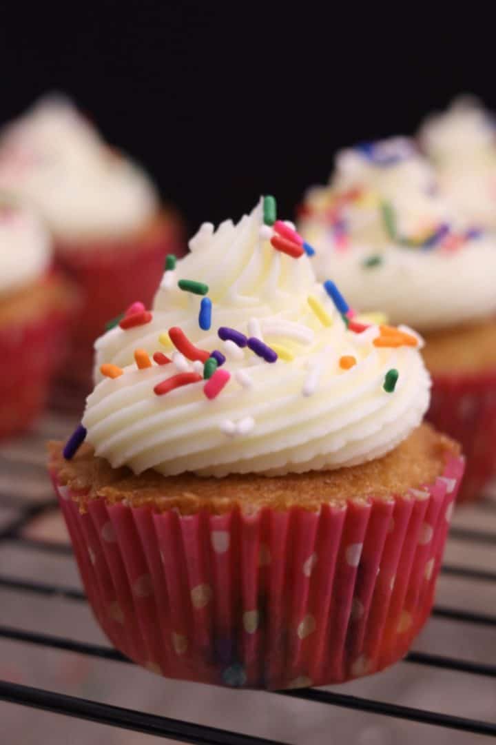 Cupcakes de Cumpleaños 9 Un primer plano de Cupcakes de Cumpleaños con glaseado y sprinkles.