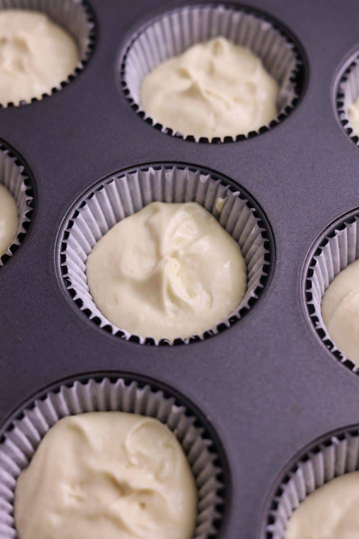 Cupcakes de Vainilla batter in a cupcake pan