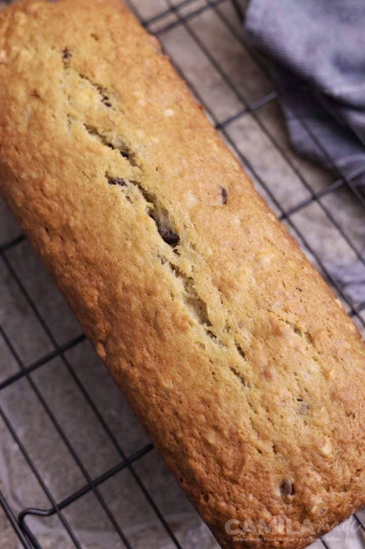 Pan de Plátano con Chispas de Chocolate in a rack