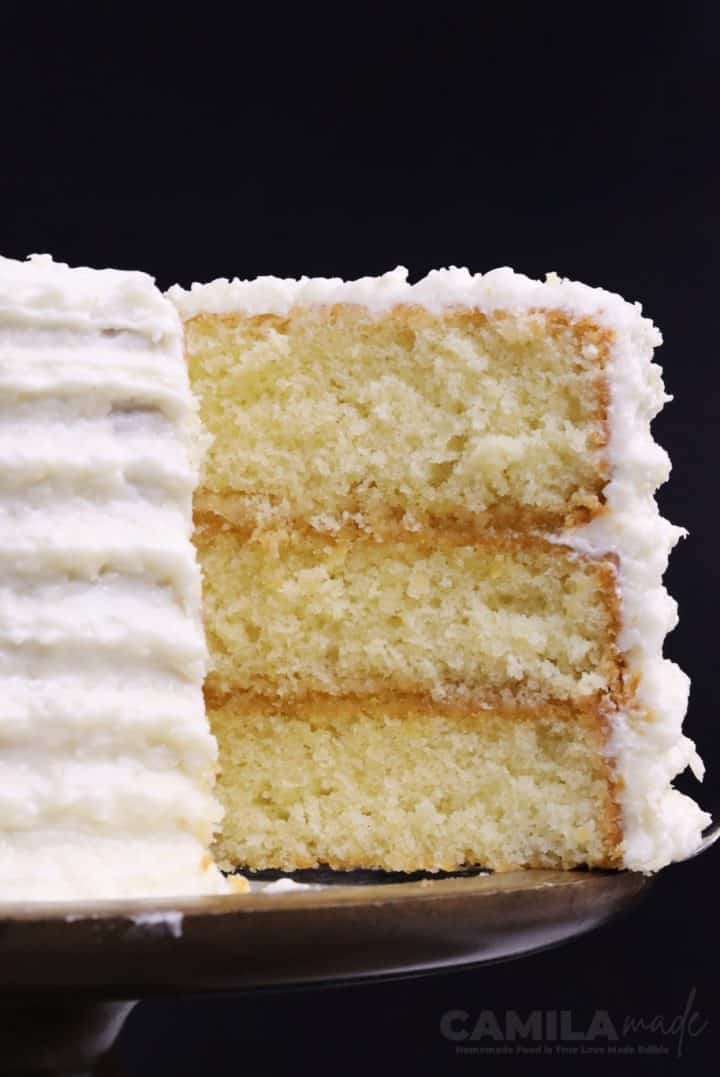 Pastel de Piña Colada in a cake stand
