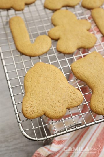 Galletas de Jengibre in a cooling rack