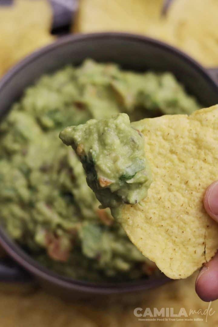 Guacamole con Ajo Asado en un bol
