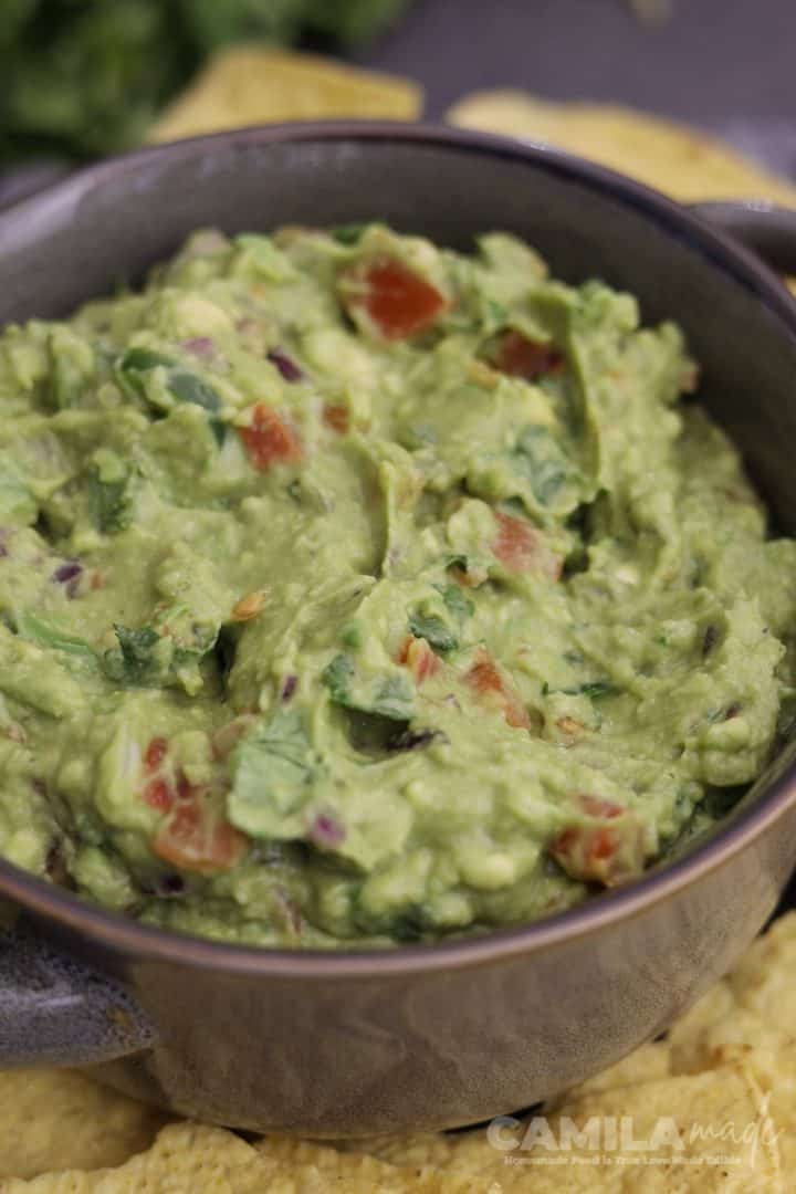 Guacamole con Ajo Asado en bol verde