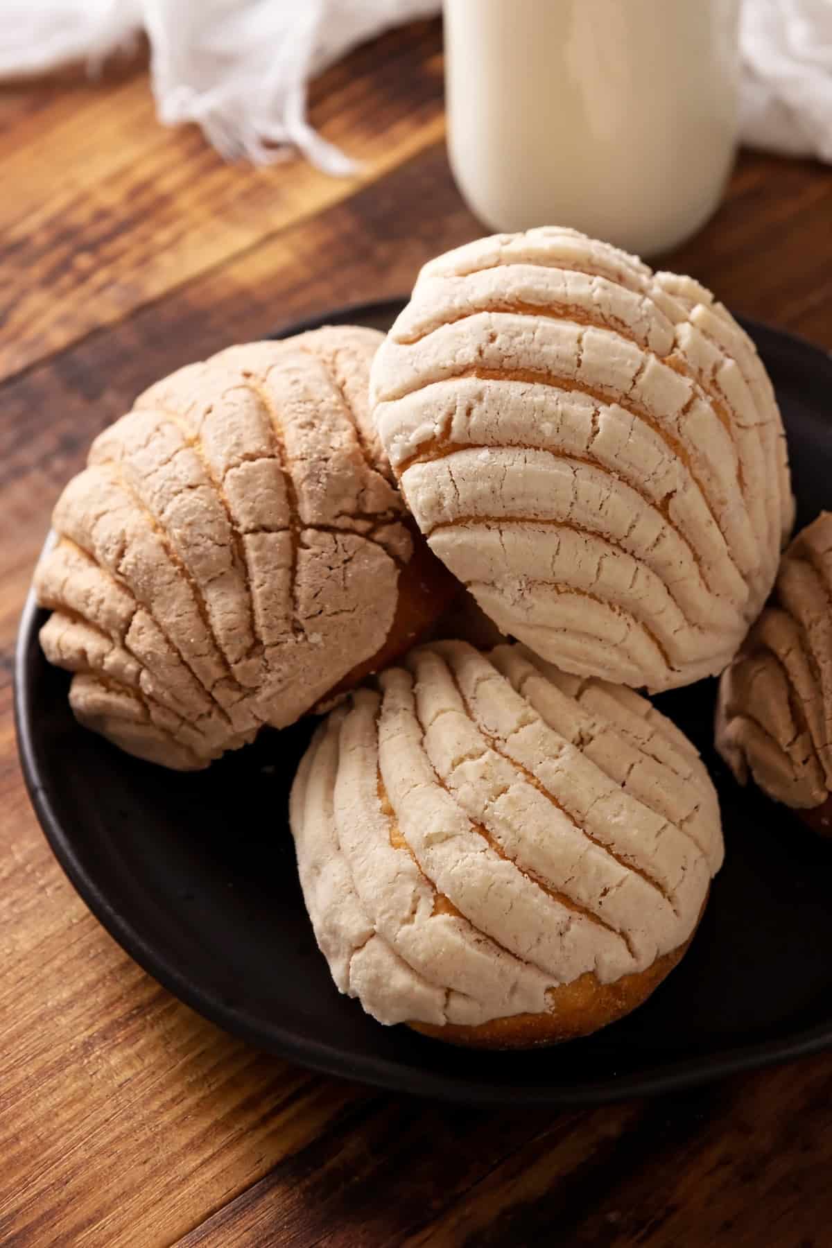 Conchas 9 Conchas Mexicanas with milk