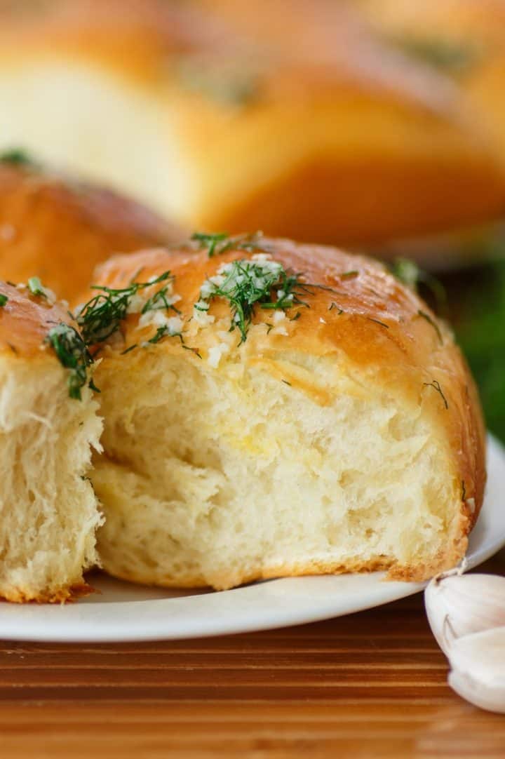 Pan de Ajo con Mantequilla y Hierbas close up