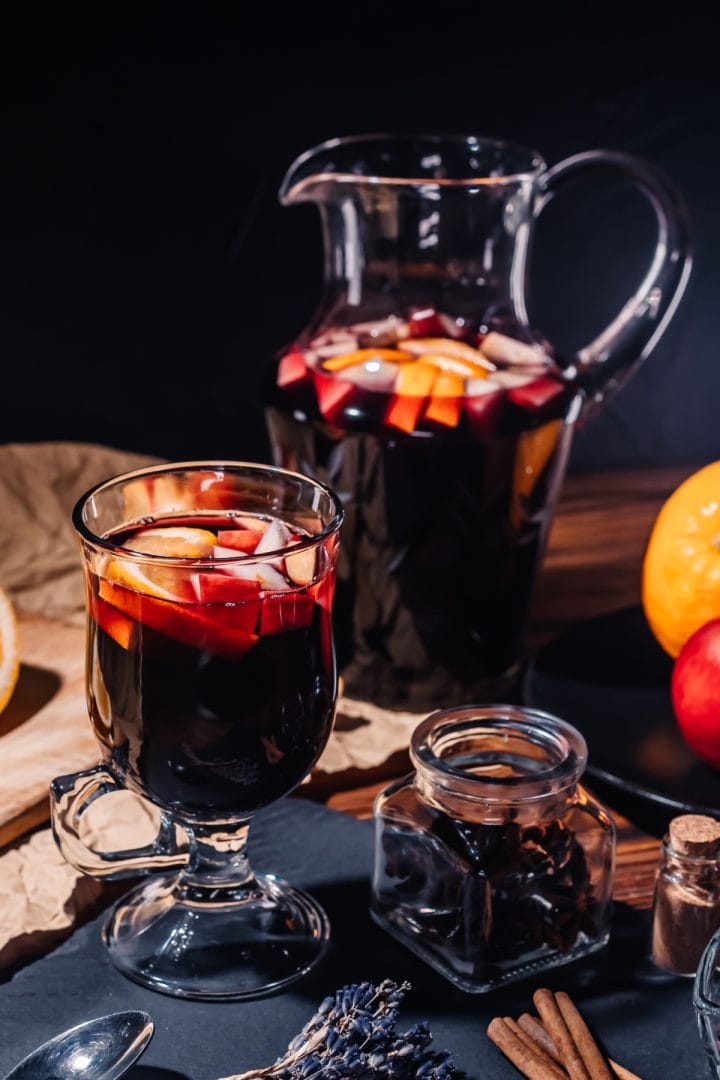 Quentão in a glass and jar