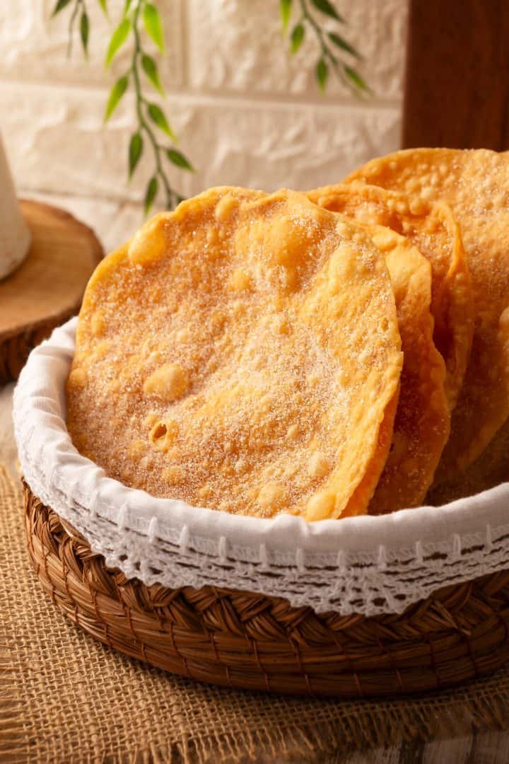 Buñuelos de Rodilla in a bowl