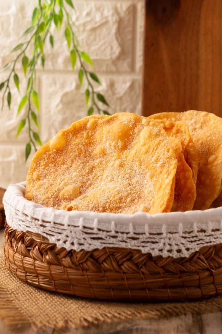 Buñuelos de Rodilla side view in a bowl