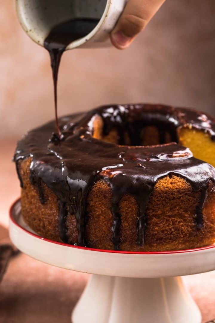 Verter Ganache de Chocolate en Bolo de Cenoura