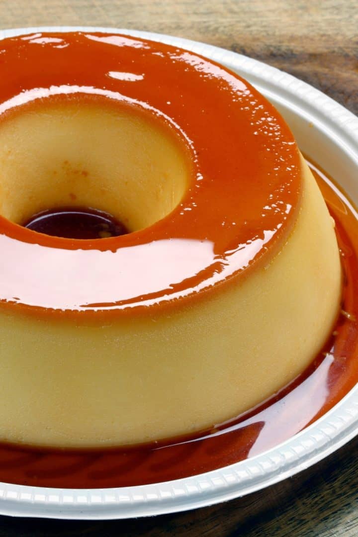 Pudim de Leite 6 Pudim de Leite in a plate (Flan)