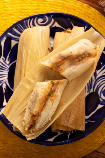 Tamales de Pollo con Salsa Roja open