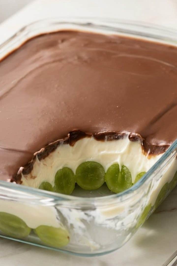 Bombom de uva na travessa (grape dessert) close up