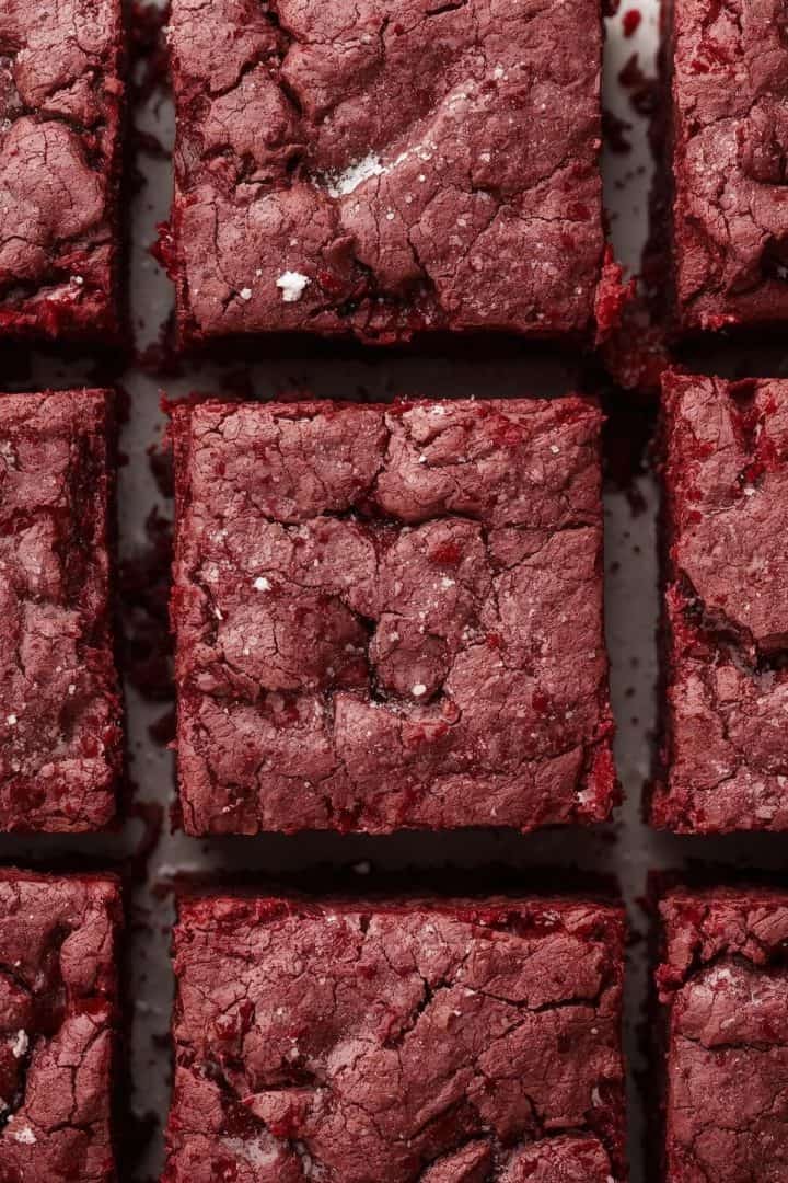 Brownies de Red Velvet top view close up