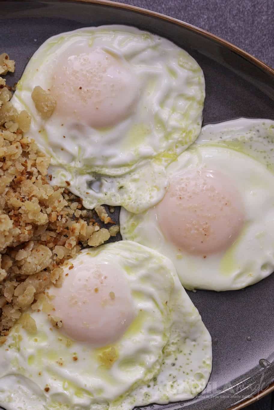 Huevos Fritos (Fried eggs) 10 Huevos Fritos con Reviro