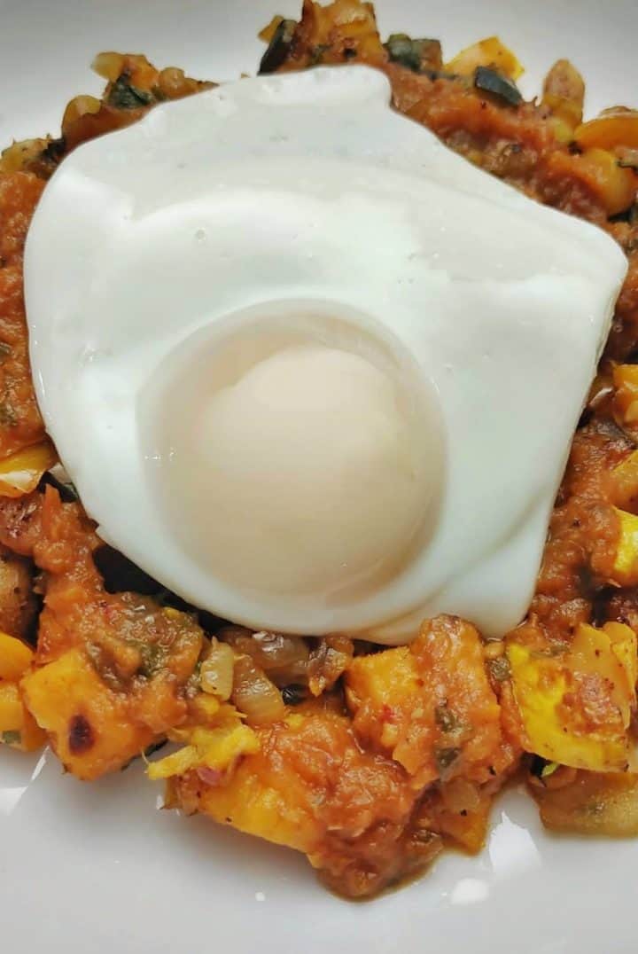 Huevos Fritos (Fried eggs) 11 Huevos Fritos with baked potatoes and salsa roja