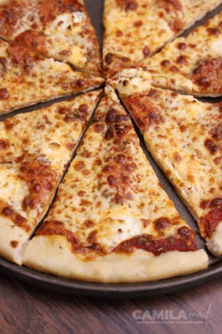Pizza de Queso in a Pizza pan