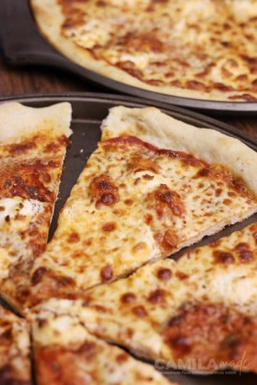 Pizza de Queso (cheese pizza)
