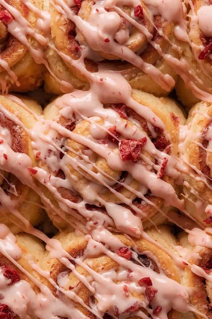 Rollos de Fresa Strawberry Cinnamon Rolls with dried strawberry cream cheese