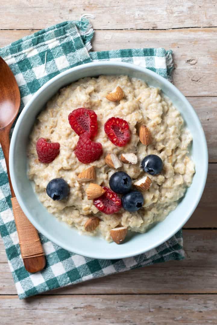 Avena con Leche with blueberries top view