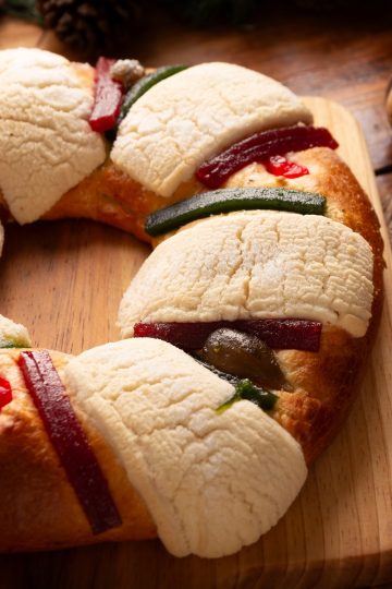 Rosca de Reyes side view close up