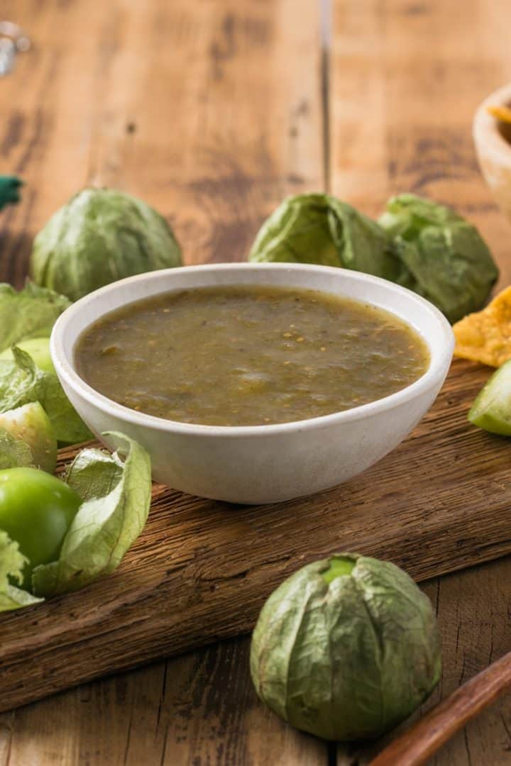 Salsa verde en un bol
