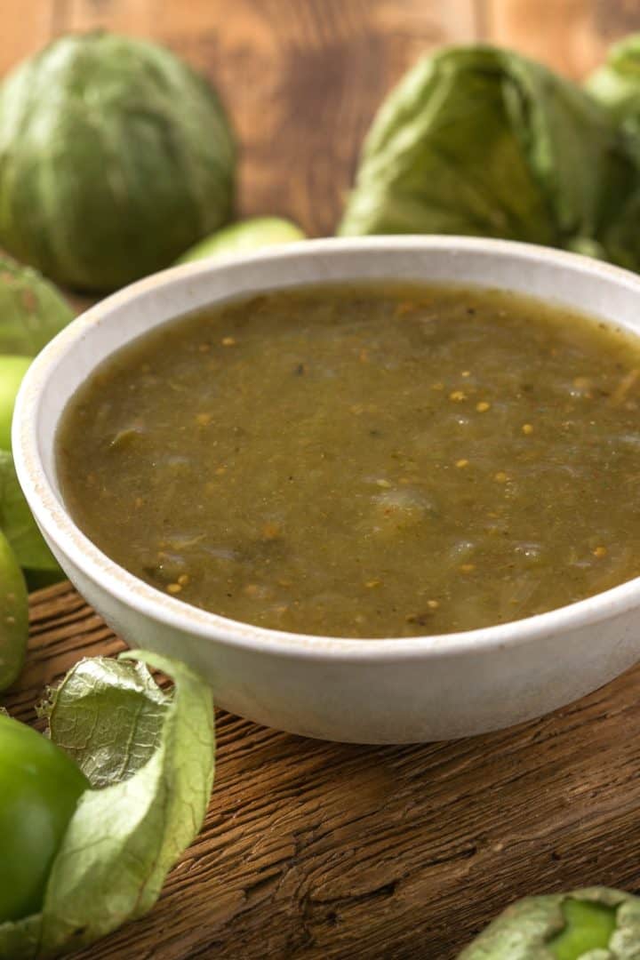 Salsa verde en un cuenco de cerca